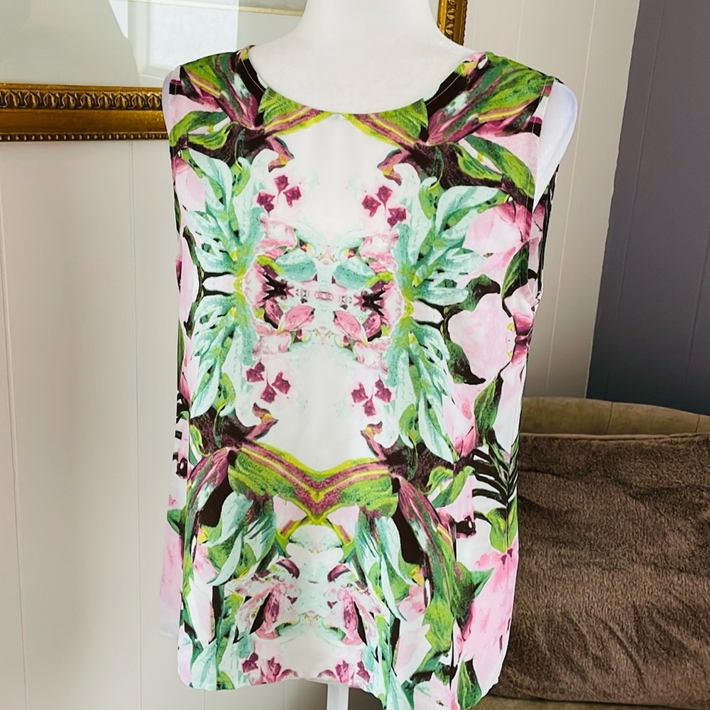 😍 Sleeveless blouse with an eye-catching floral and botanical print
